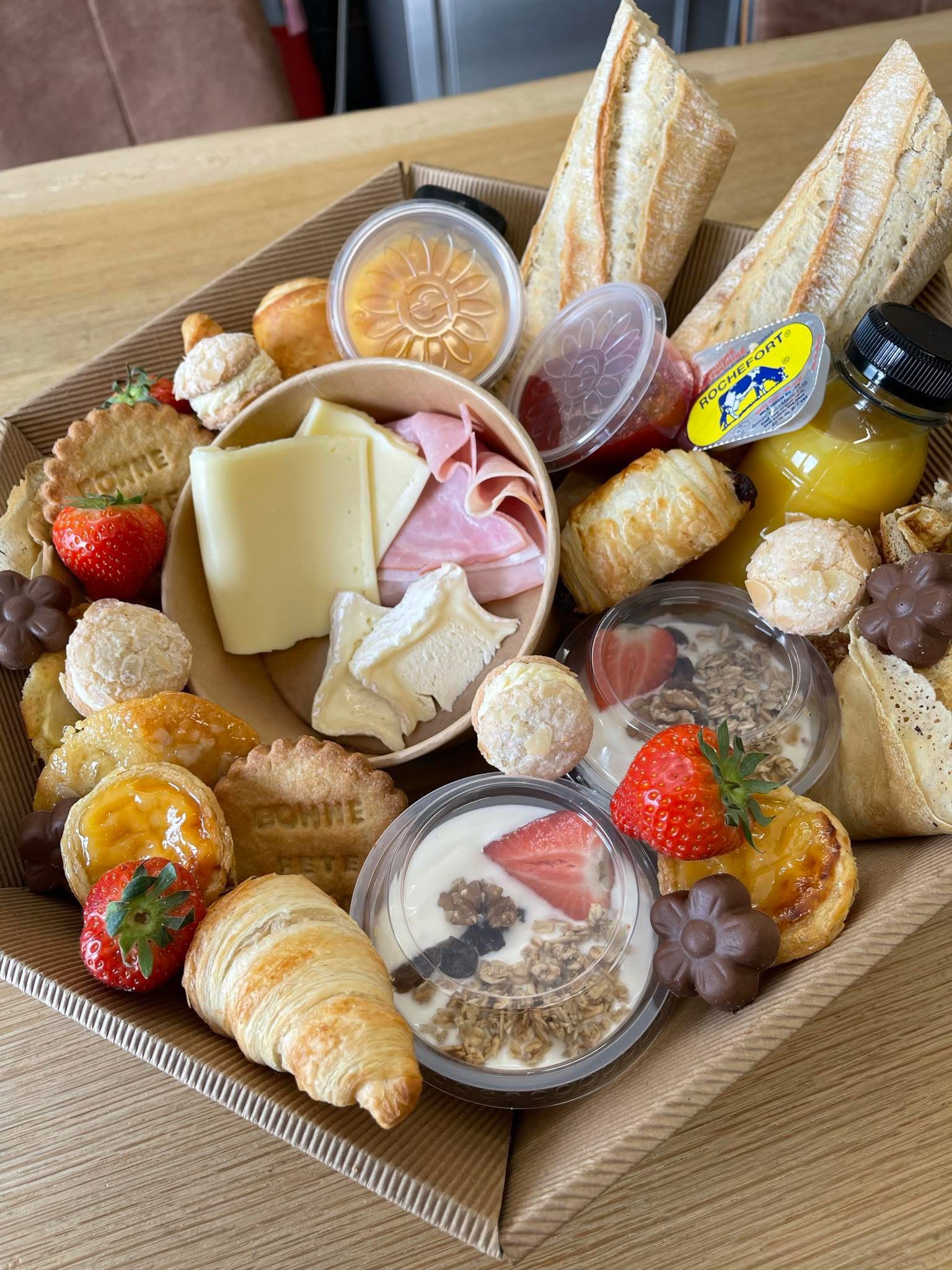 Yaourt, granola et fruits de la box
